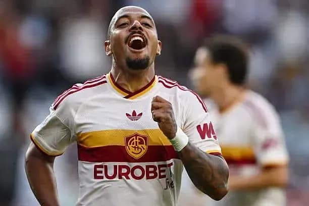 Jugador celebrando un gol en el campo