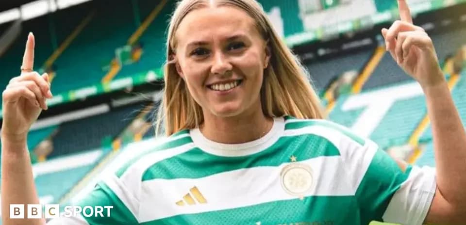 Jugadora con camiseta de Celtic levantando un dedo
