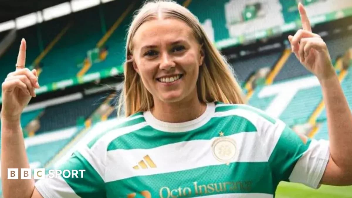 Jugadora con camiseta de Celtic levantando un dedo