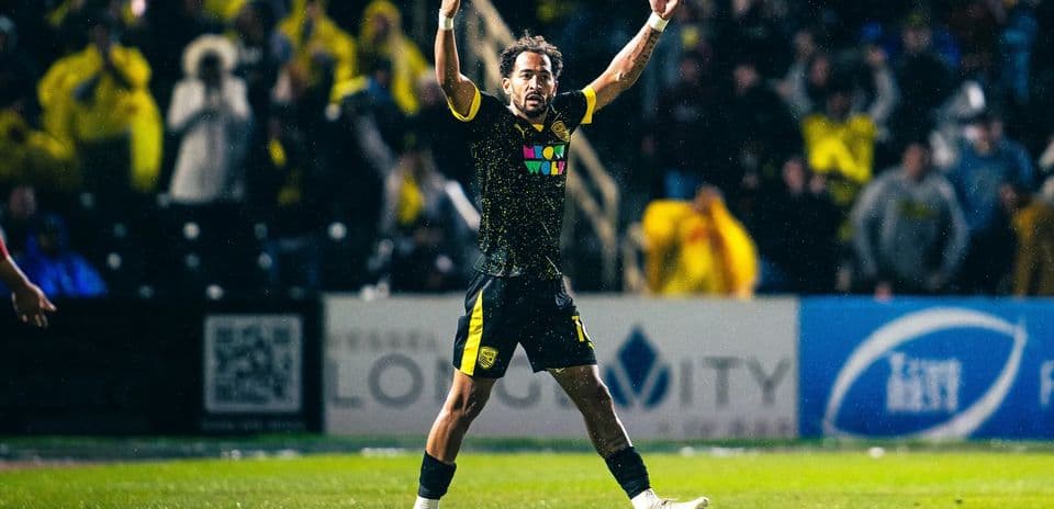 Jugador celebrando en el partido de fútbol
