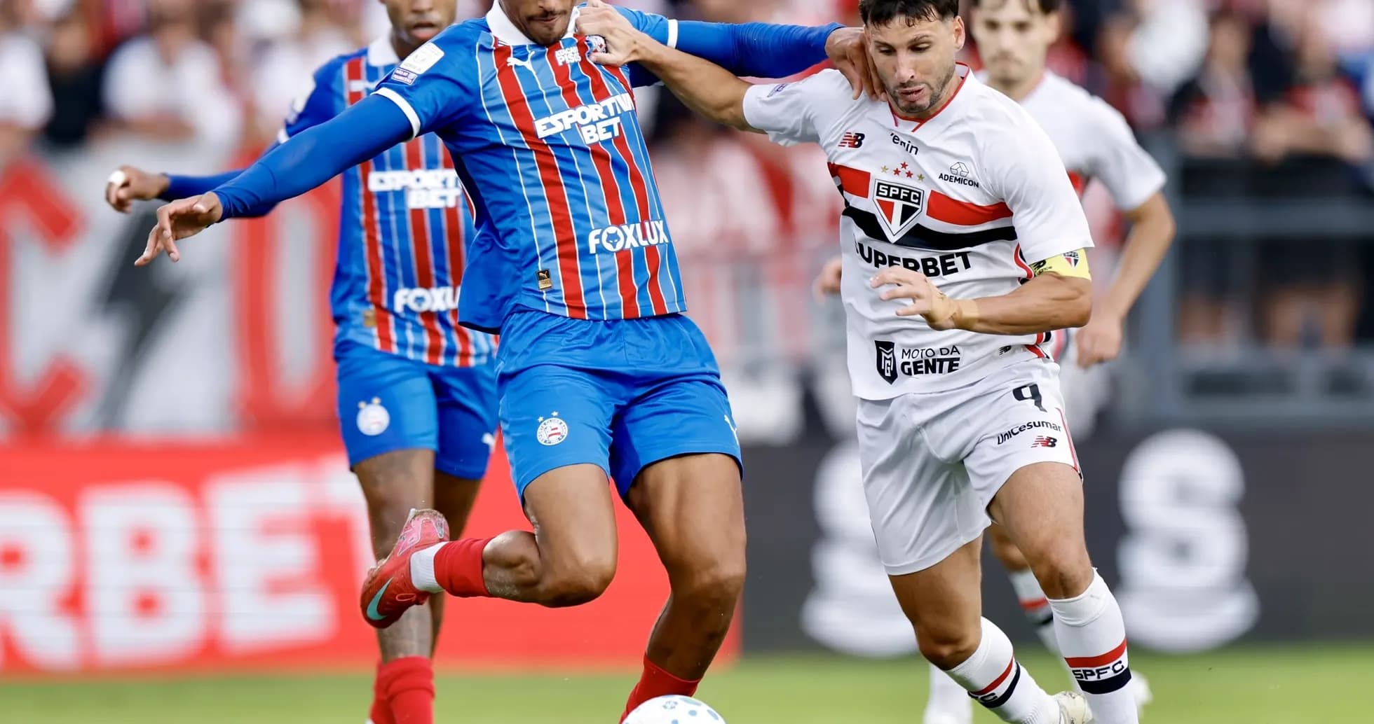 Jugadores compitiendo por el balón en partido