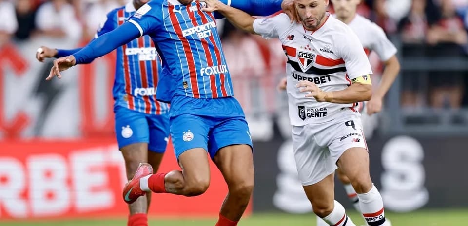 Jugadores compitiendo por el balón en partido