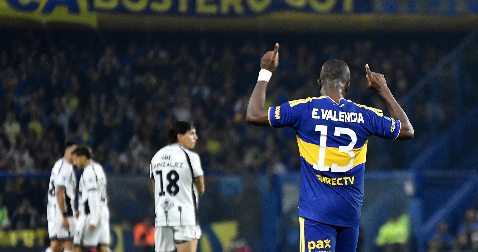 E. Valencia celebrando un gol en La Bombonera