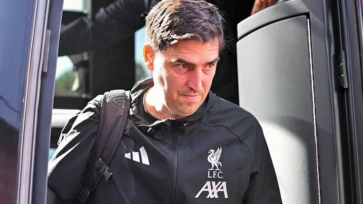 Entrenador de Liverpool saliendo de un autobús