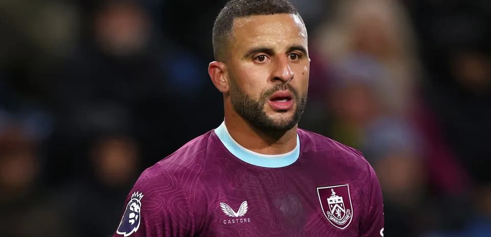 Jugador de Burnley con camiseta morada en el campo
