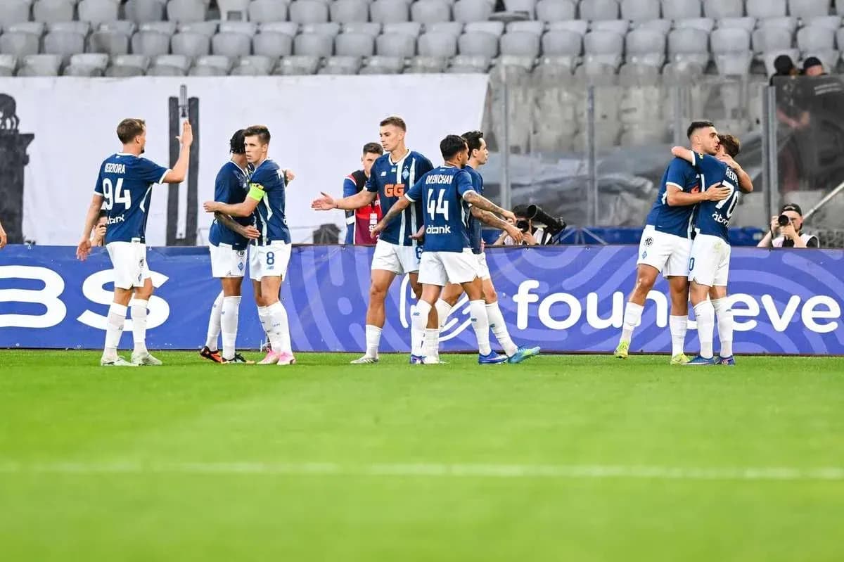 Jugadores de Dynamo Kyiv celebrando un gol