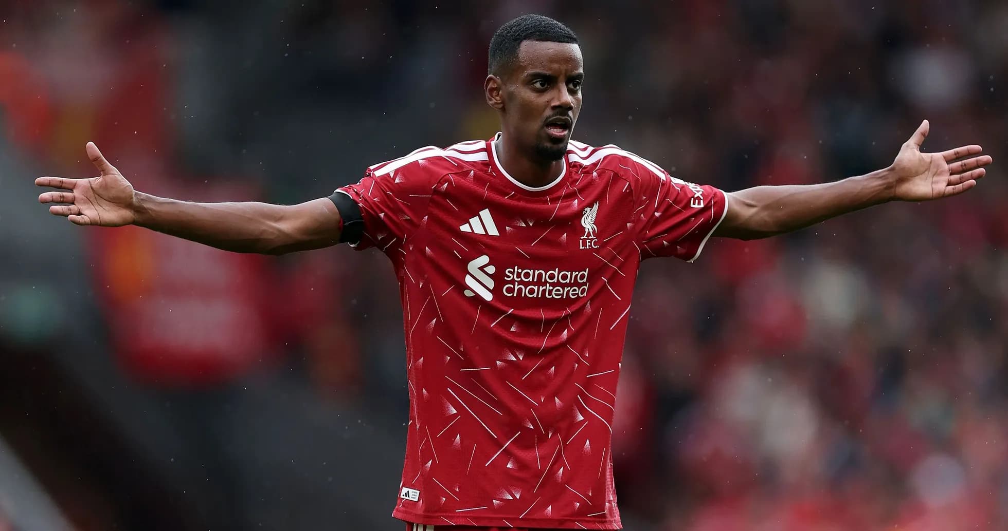 Jugador de Liverpool señalando durante un partido