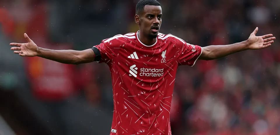 Jugador de Liverpool señalando durante un partido