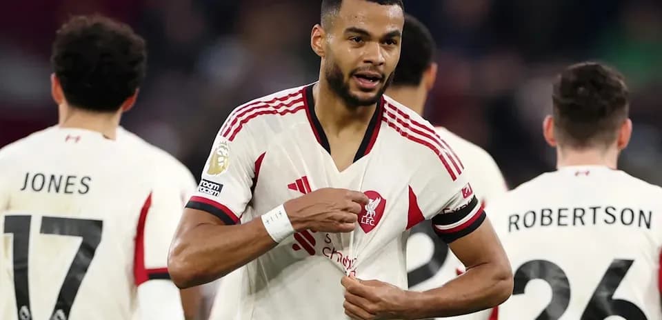 Jugador de Liverpool ajustando su camiseta durante el partido