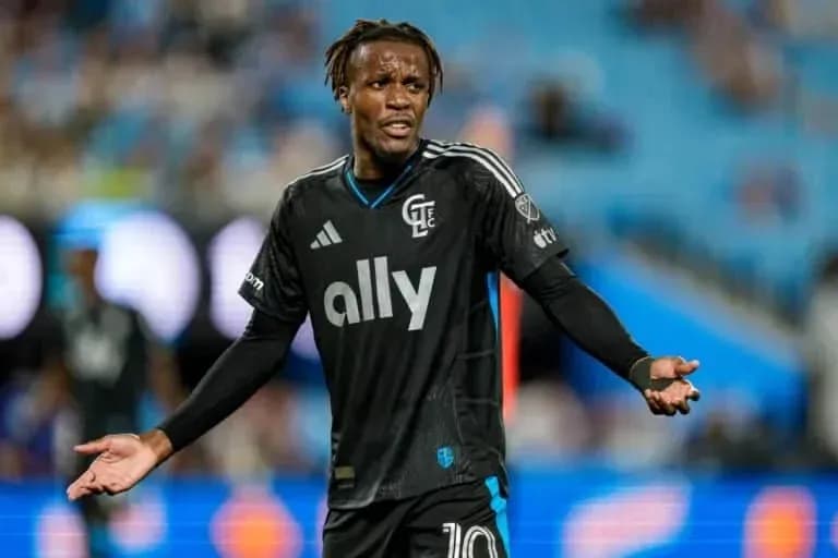Jugador de CF Montréal protestando durante el partido