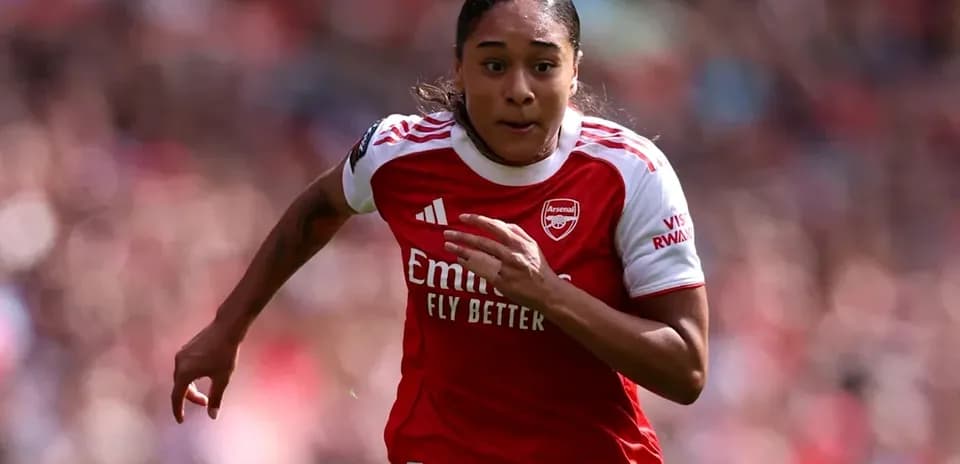 Jugadora de Arsenal corriendo durante un partido