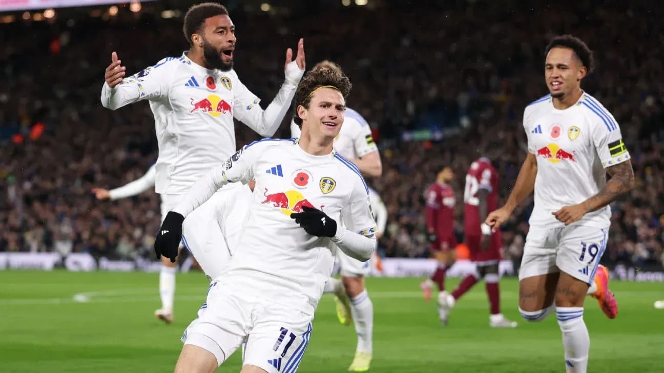 Celebración de un gol de Leeds en el partido