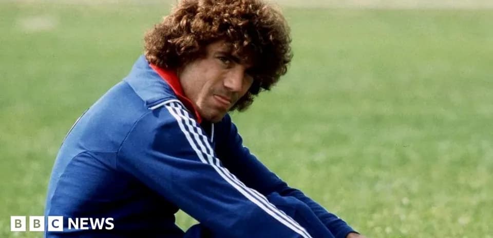 Jugador sentado en el campo de entrenamiento