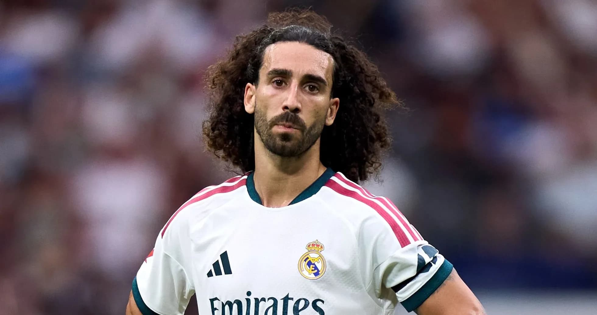 Jugador de fútbol con camiseta del Real Madrid en el campo