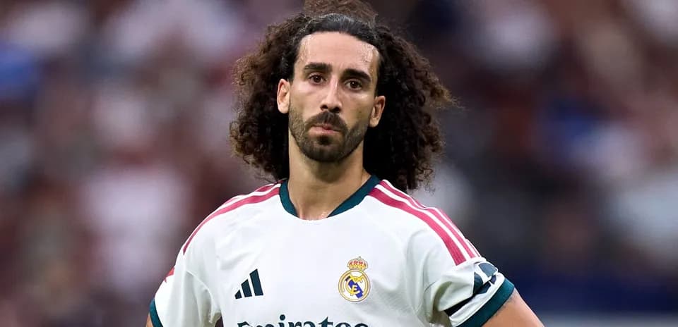 Jugador de fútbol con camiseta del Real Madrid en el campo