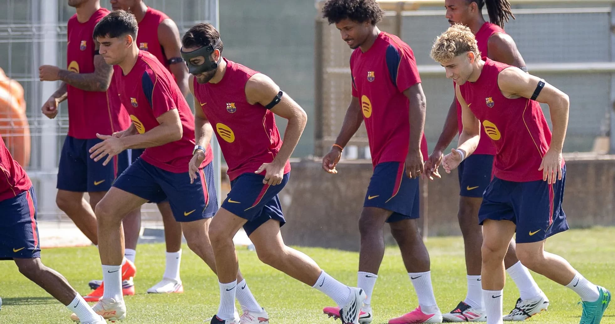 Jugadores del Barcelona entrenando en el campo