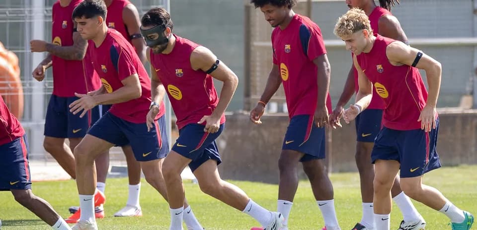 Jugadores del Barcelona entrenando en el campo