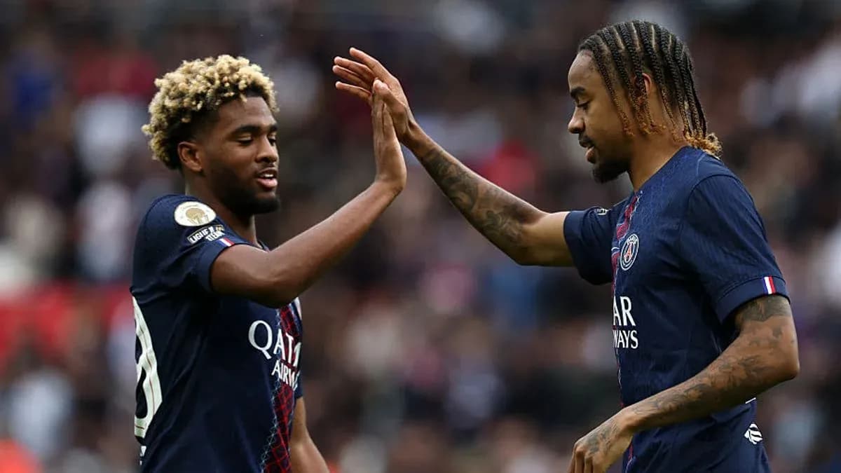 Dos jugadores de PSG chocando las manos en el campo