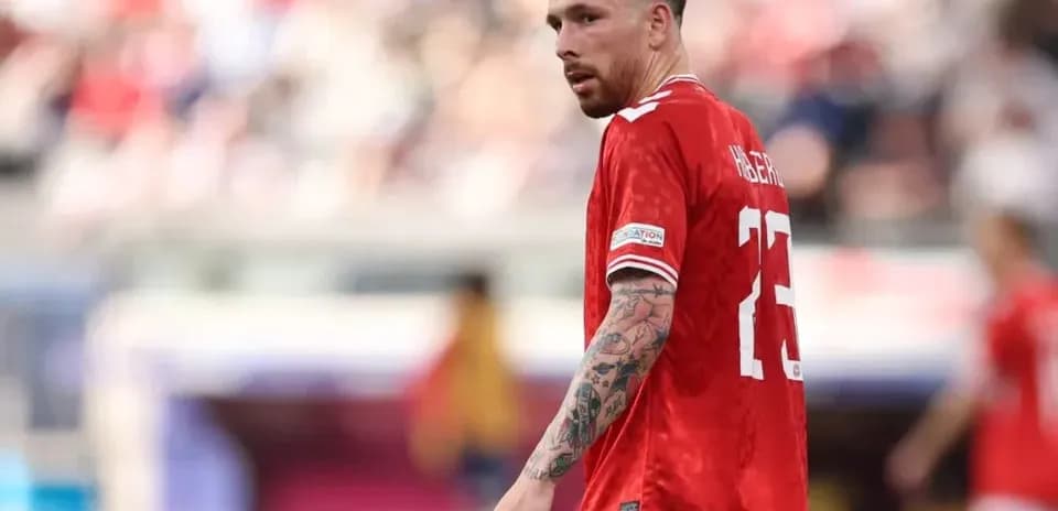 Jugador con camiseta roja durante partido de fútbol
