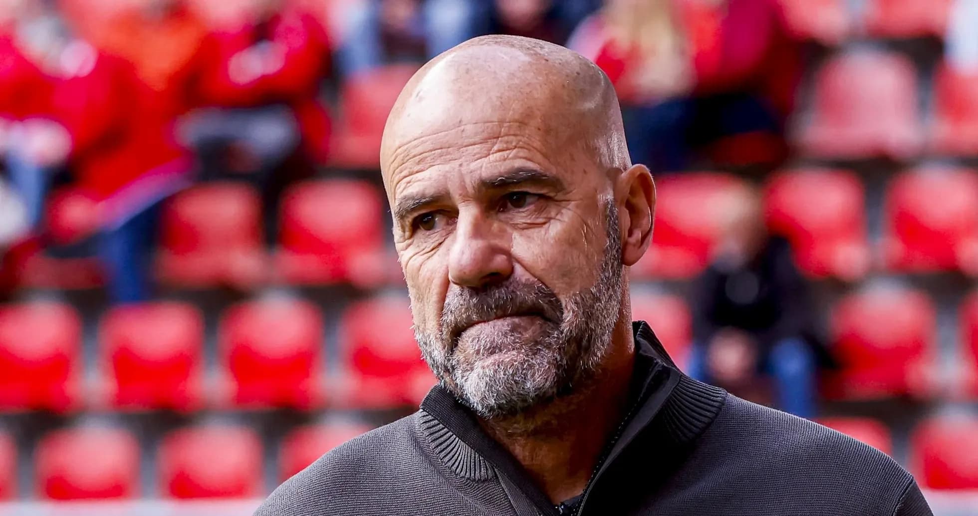 Entrenador en el banquillo durante un partido