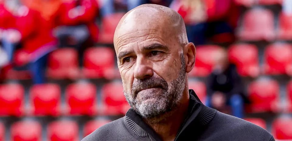 Entrenador en el banquillo durante un partido