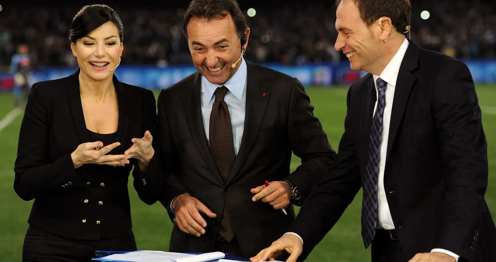 Presentadores discutiendo en set de televisión deportivo