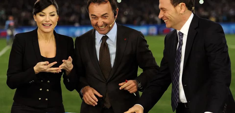 Presentadores discutiendo en set de televisión deportivo