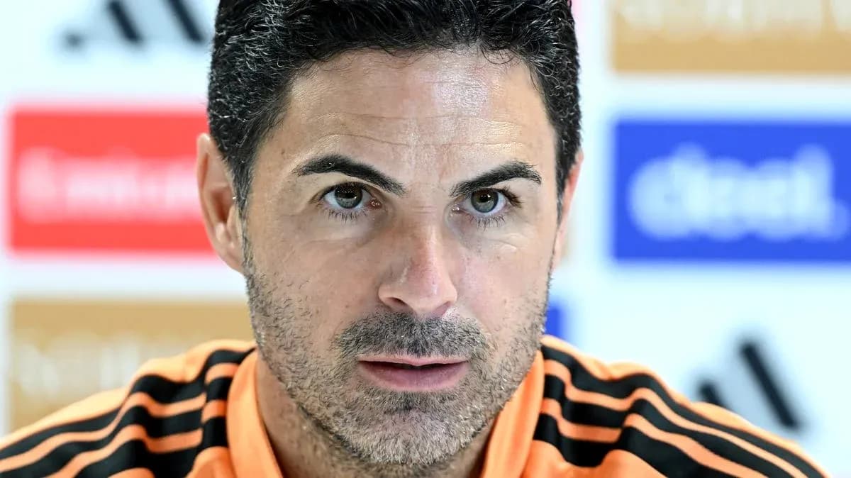 Entrenador en conferencia de prensa en estadio
