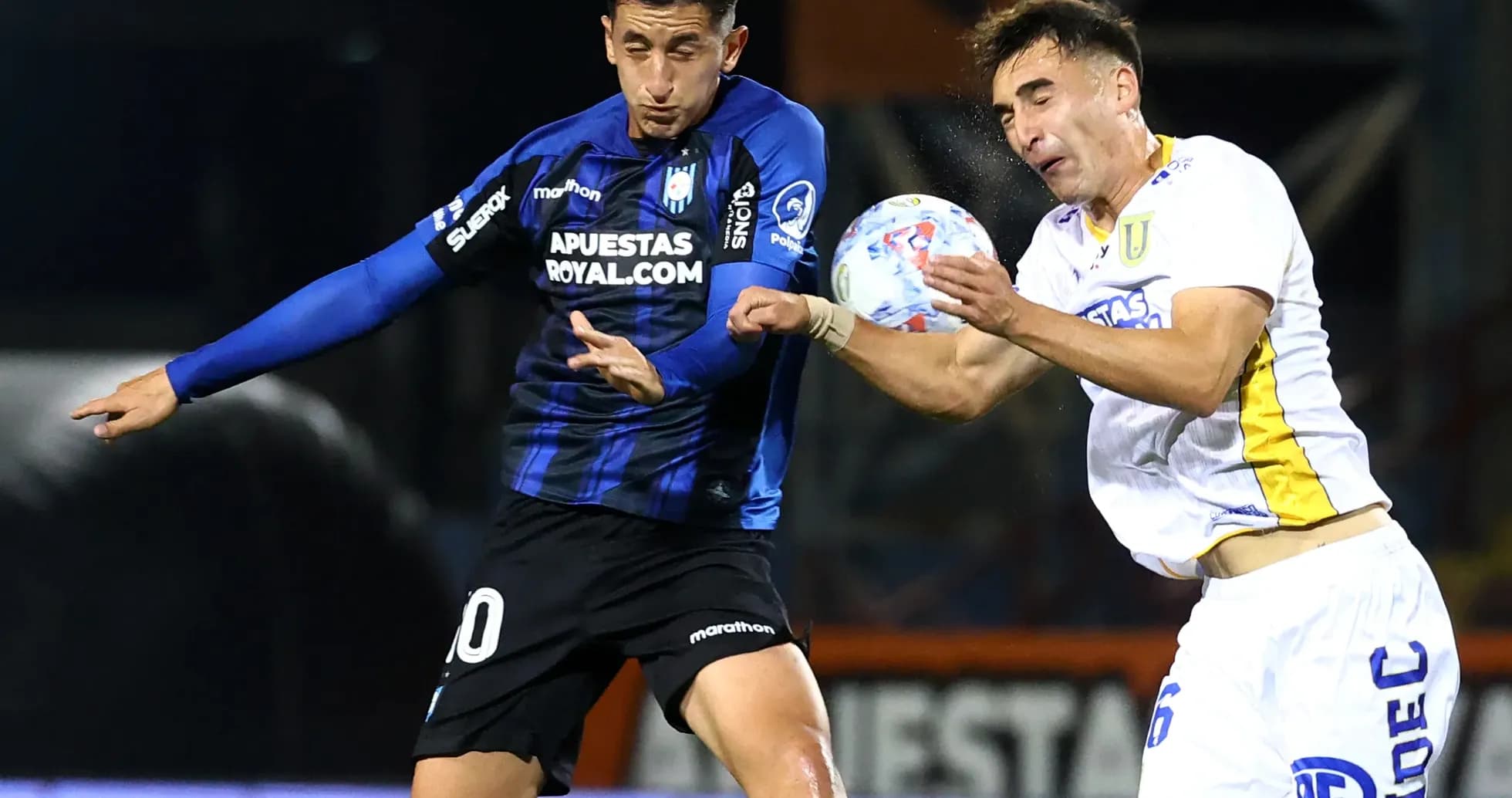 Jugadores de Universidad de Concepción y Huachipato en acción