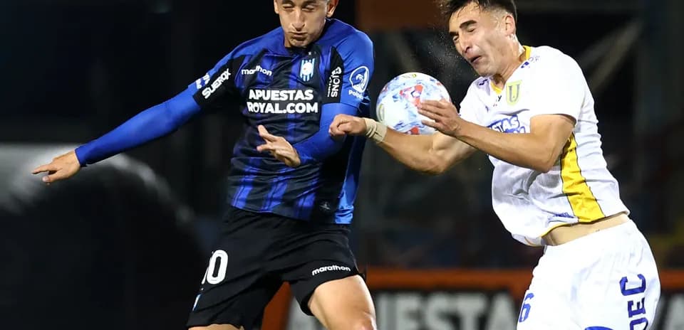 Jugadores de Universidad de Concepción y Huachipato en acción