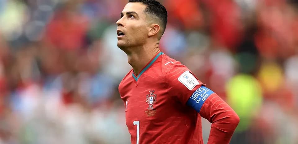 Jugador de Portugal mirando al cielo durante el partido