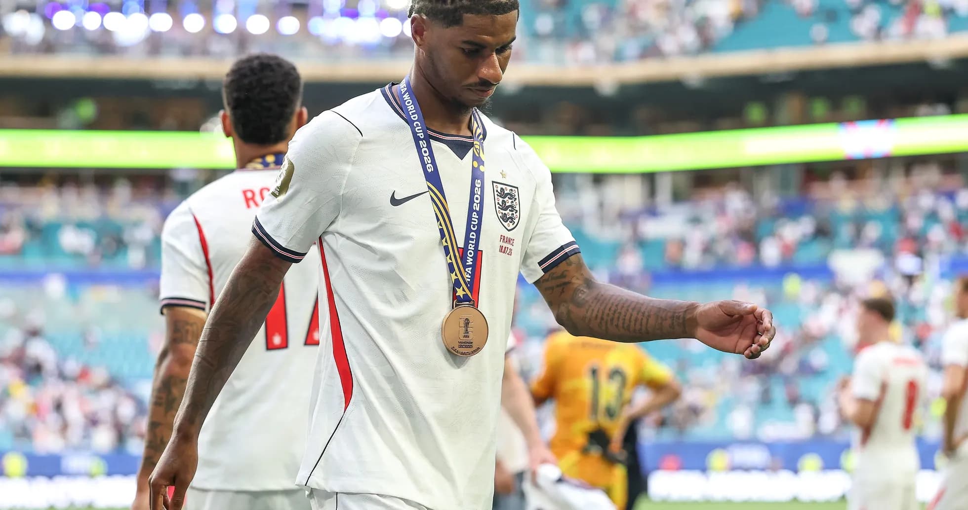 Jugador con medalla saliendo del campo tras el partido