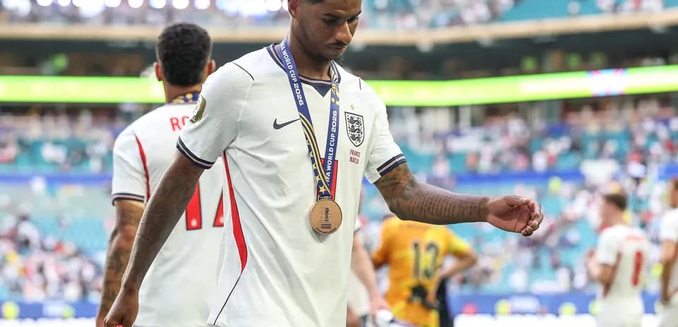 Jugador con medalla saliendo del campo tras el partido