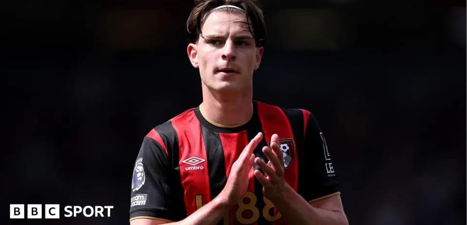 Jugador de Bournemouth aplaudiendo durante el partido