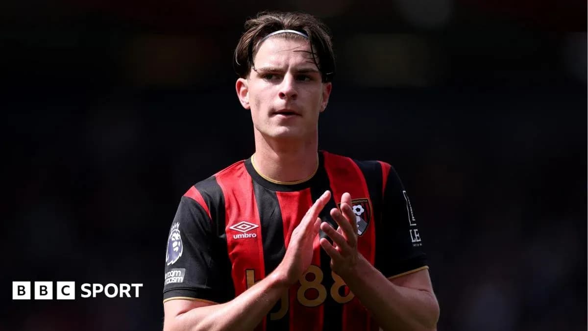Jugador de Bournemouth aplaudiendo durante el partido