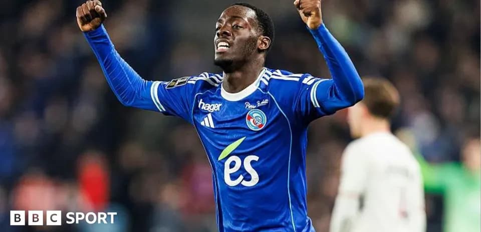 Jugador celebrando en partido con camiseta azul