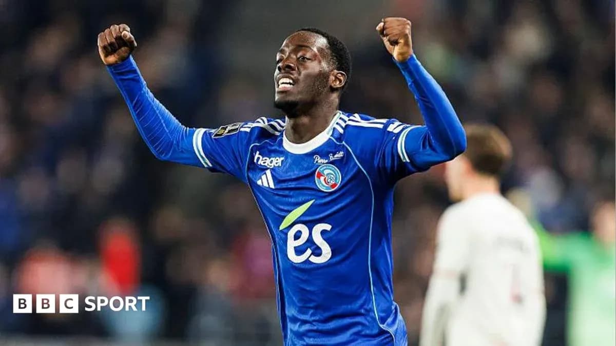 Jugador celebrando en partido con camiseta azul