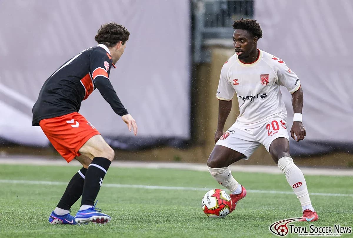 Jugadores de Forge y Cavalry FC en acción