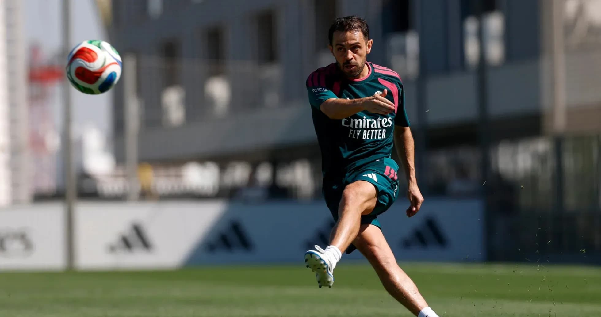 Jugador realizando un pase durante entrenamiento de fútbol