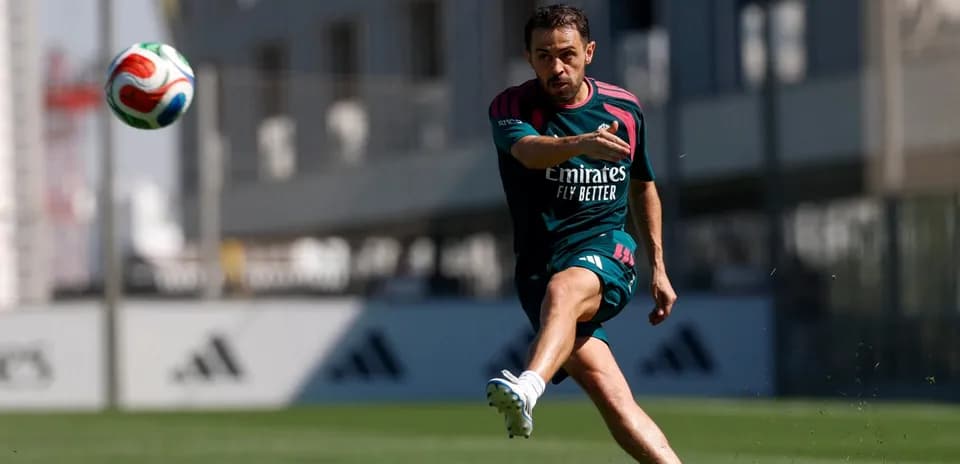 Jugador realizando un pase durante entrenamiento de fútbol