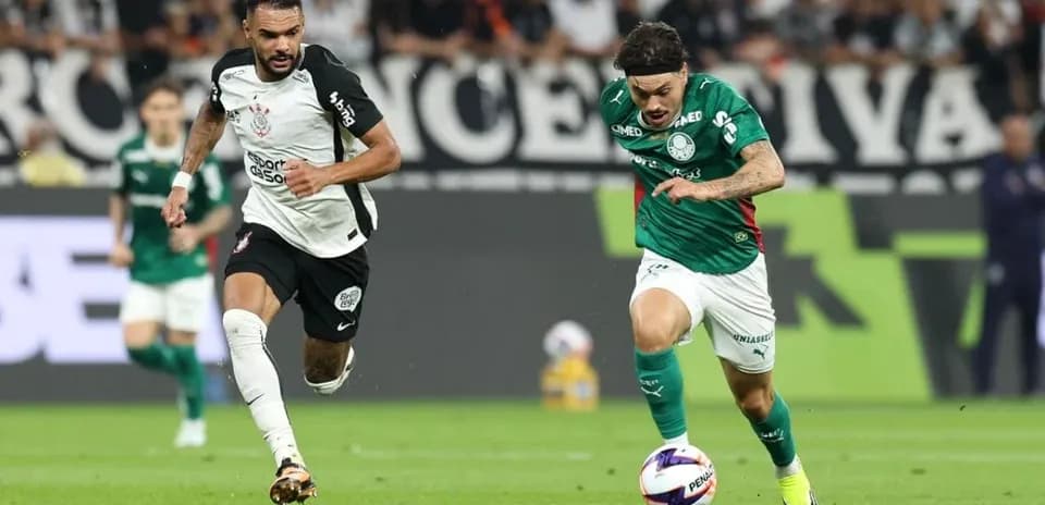 Jugador de Palmeiras persiguiendo el balón