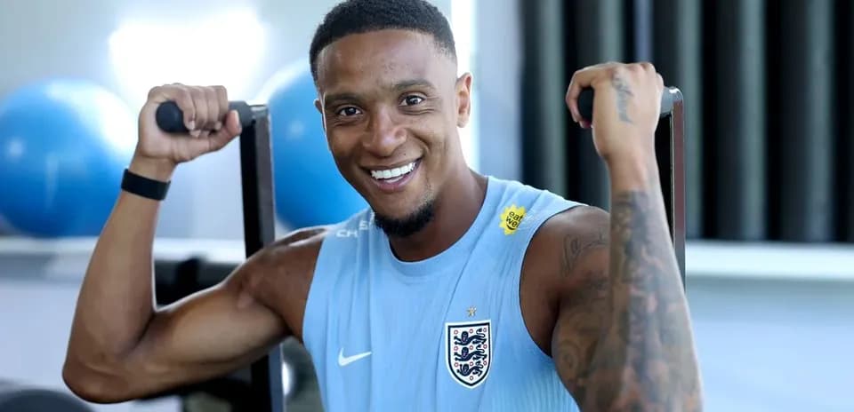 Jugador entrenando con equipo de gimnasio en sesión