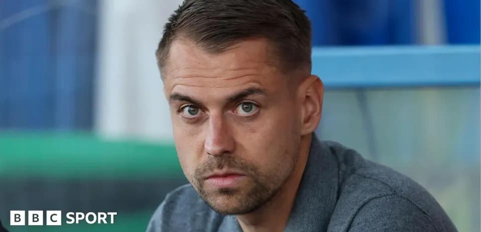 Hombre con mirada seria en entorno deportivo
