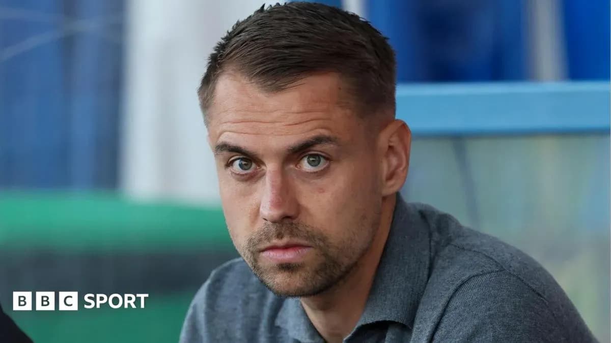 Hombre con mirada seria en entorno deportivo