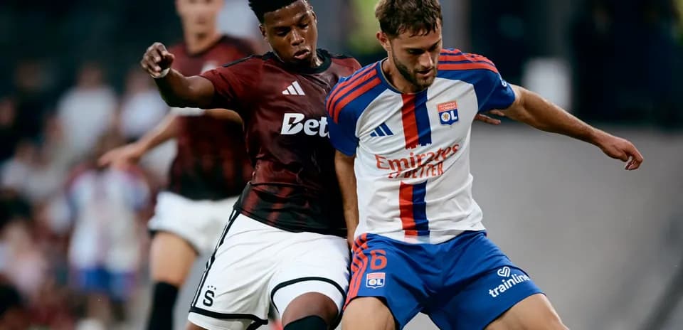 Jugadores luchando por el balón en el partido
