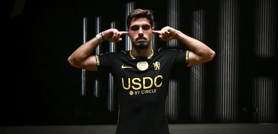 Jugador con camiseta negra tapándose los oídos