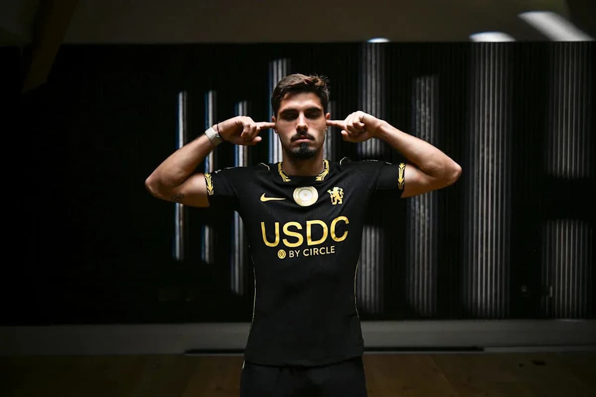 Jugador con camiseta negra tapándose los oídos