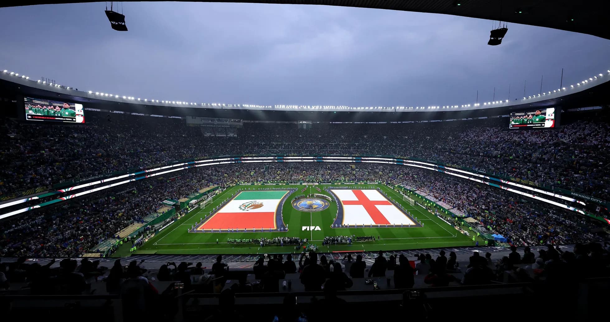 Banderas de México e Inglaterra en el estadio