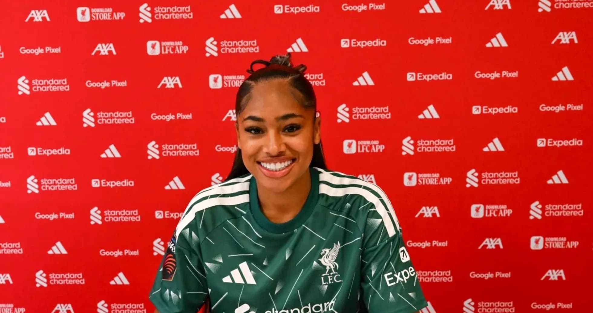 Jugadora sonriente en conferencia de prensa de Liverpool