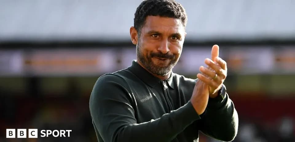 Entrenador aplaudiendo en el campo de fútbol